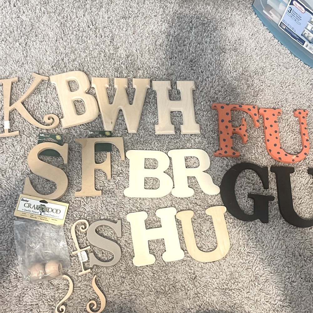 Bundle of mixed wooden letters, 4 letters already painted and 1 cardboard letter